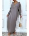 Abaya taupe à encolure de strass et manches longues - 4