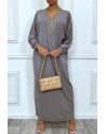 Abaya taupe à encolure de strass et manches longues - 7